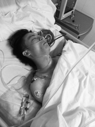伤者纪某昏迷中