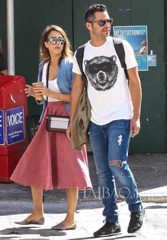 杰西卡·奥尔芭 (Jessica Alba) 持玛丽·卡特兰佐 (Mary Katrantzou) 2014秋冬MVK系列包袋在纽约出街