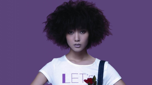 王珞丹着<em>短裤</em>亮相秀美腿 遭邻座男嘉宾<em>偷</em>瞄【