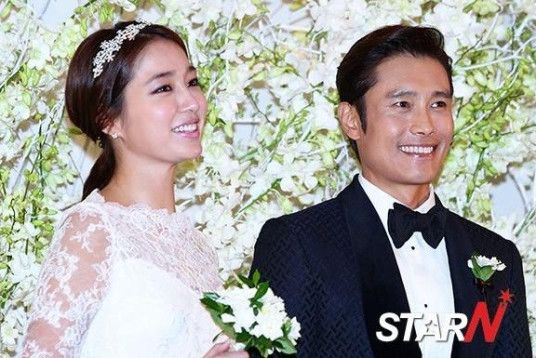 李秉宪不雅照曝光疑出轨 老婆低调返回韩国(图