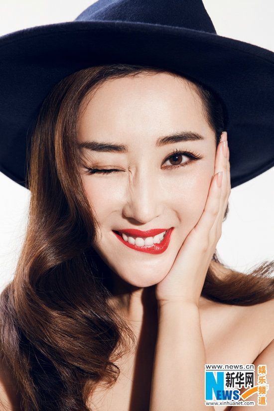 杜若溪复古风造型登杂志 美腿红唇诠释法式优