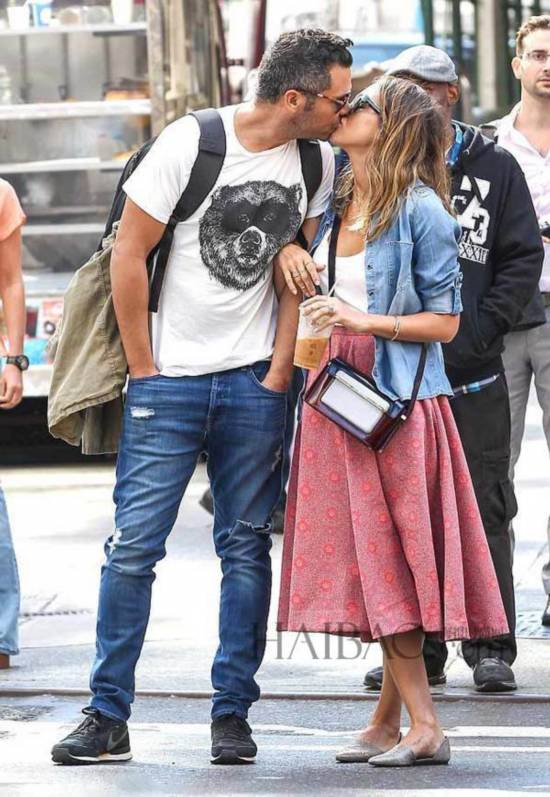 杰西卡·奥尔芭持玛丽·卡特兰佐2014秋冬M