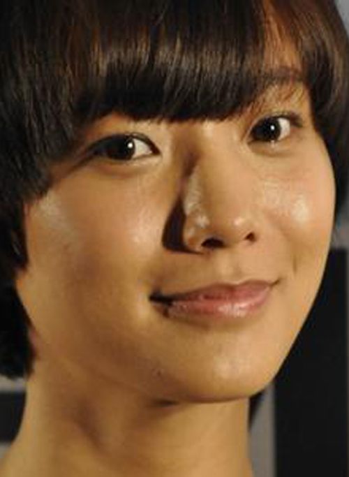 王珞丹着<em>短裤</em>亮相秀美腿 遭邻座男嘉宾<em>偷</em>瞄【