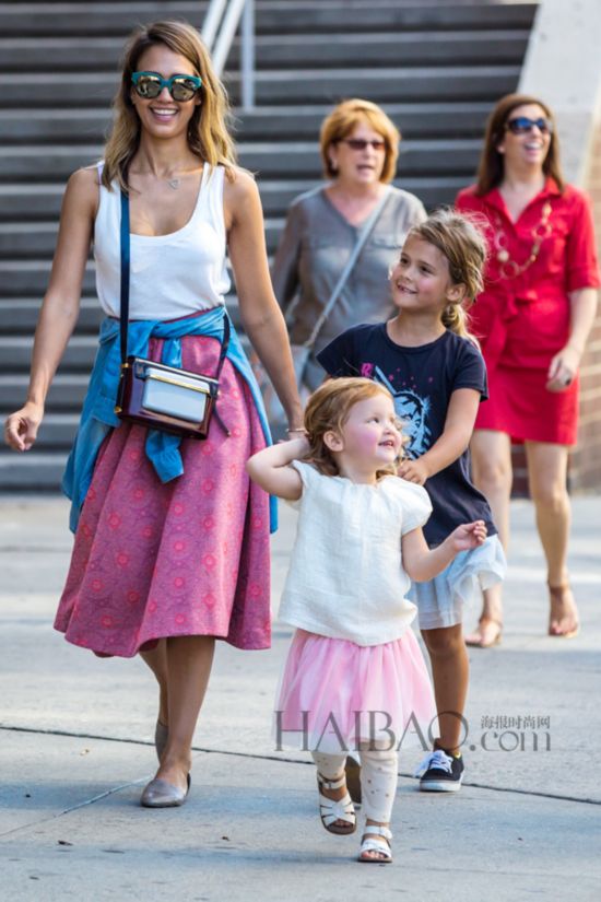 当地时间9月12日,杰西卡·奥尔芭 (Jessica Alba) 带着Haven和Honor在纽约外出玩耍,大小“囧娃”都超哈皮。