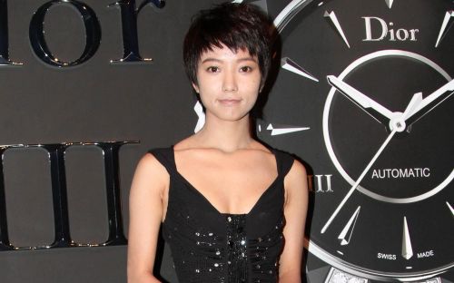 王珞丹着<em>短裤</em>亮相秀美腿 遭邻座男嘉宾<em>偷</em>瞄【