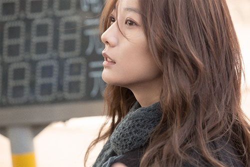 王珞丹着<em>短裤</em>亮相秀美腿 遭邻座男嘉宾<em>偷</em>瞄【