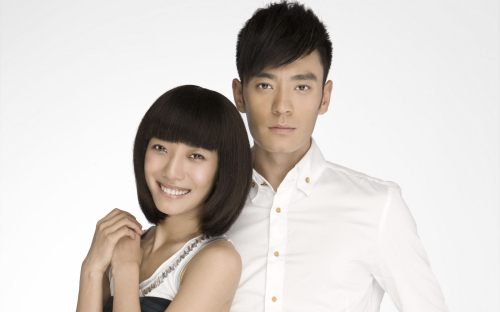 王珞丹着<em>短裤</em>亮相秀美腿 遭邻座男嘉宾<em>偷</em>瞄【