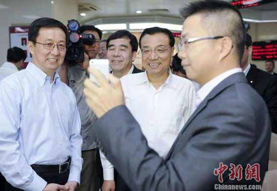 李克强自贸区银行被视频 粤语祝福恭喜发财(