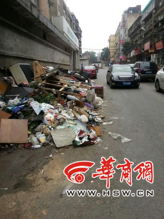 西安大学东路雨后弥漫恶臭味 路边成垃圾站