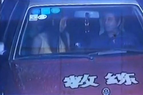 驾校教练与女学员车内激吻 女学员探身抚摸老