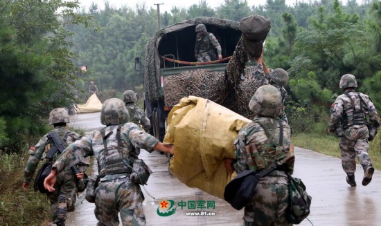 陆军炮兵部队举行对抗演习 模拟敌军生化武器袭击【6】