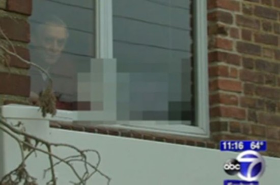 美国老翁在窗户上挂色情图片驱赶印度邻居 称