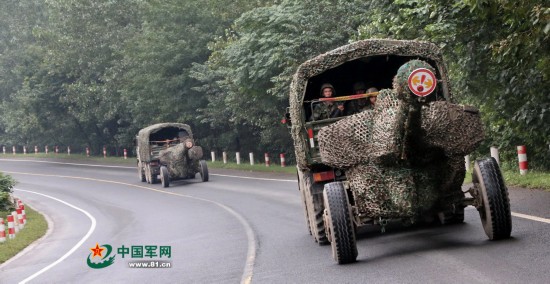 陆军炮兵部队举行对抗演习 模拟敌军生化武器袭击【20