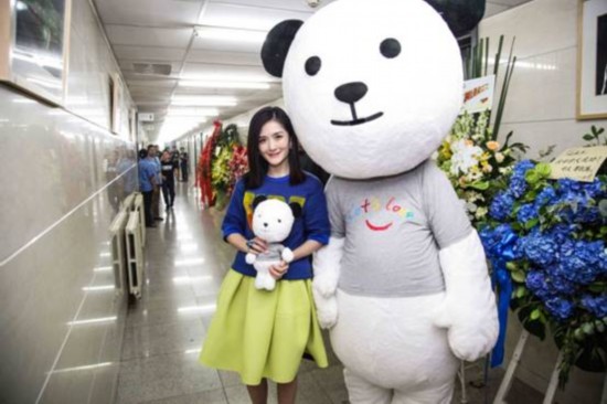 嫣然卡通吉祥物熊小特首亮相张杰2014巡演 