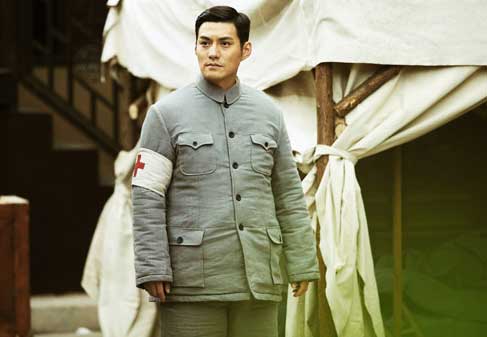 《战神》三大卫视热播 严屹宽演绎战地大夫