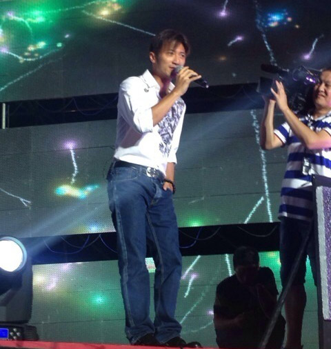 谢霆锋复合后首露面参加商演 手上佛珠疑王菲