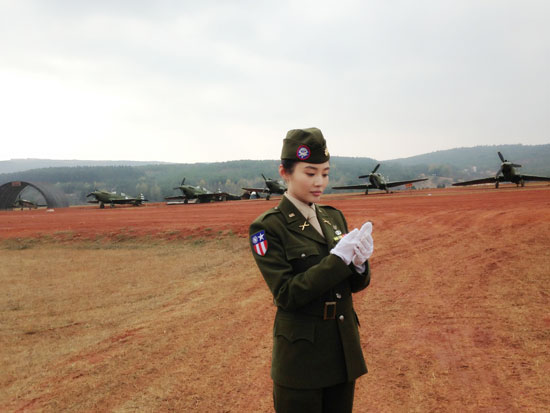 《第一伞兵队》热播 徐冬冬化身女伞兵张弛有