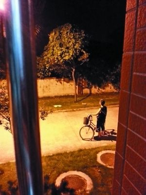 华师女生宿舍现露体狂 对着女生阳台自慰