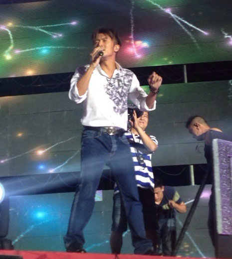 谢霆锋复合后首露面参加商演 手上佛珠疑王菲