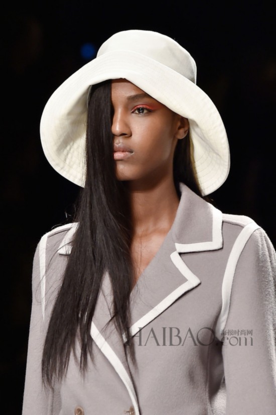 2015��������ʱװ�ܣ���˿���� (Max Mara) 2015����Ůװ�㳡ϸ��