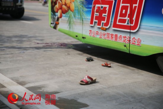 肇事公交车尾留下奶奶和孙女的凉鞋