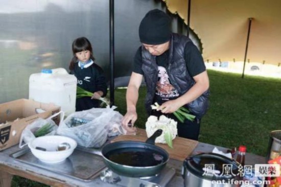 佟大为《爸爸2》乔装明星玩橄榄球 网友:像哈