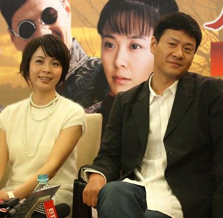 33岁杨若兮产后与儿子外出 身材臃肿未恢复