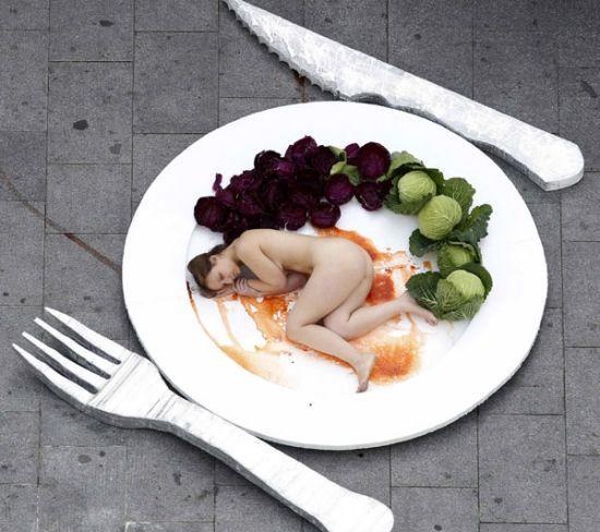 <em>女孩</em>雪山上裸胸感受自由 实拍少儿不宜的疯狂