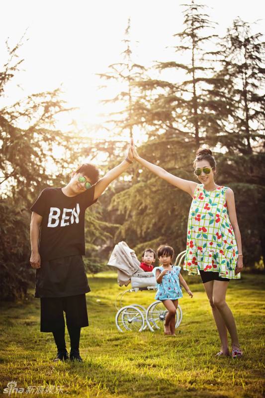 日前陈浩民趁休假时带着老婆小孩一同拍摄全家福写真,一家四口同穿上