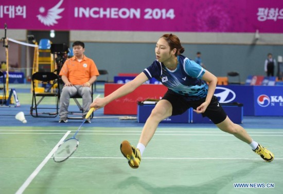 South Korea's Sung Jihyun returns the shuttlecock during the final of women's team of badminton at the 17th Asian Games in Incheon, South Korea, Sept. 22, 2014. China won 3-0 and claimed the title. 