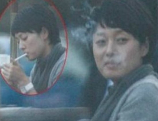 马伊俐街头抽烟神情冷漠揭娱圈18杆女烟枪