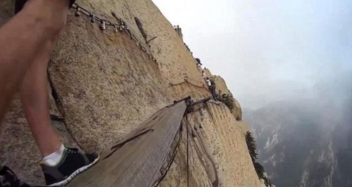 刺激!外国小伙登华山长空栈道 解开安全带甚至