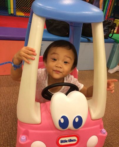 全能女汉子 贾乃亮晒女儿甜馨认真玩滑板车(图