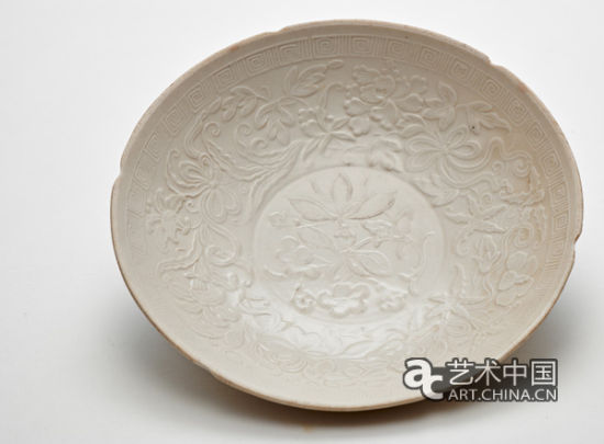 北宋《定窑印花葵瓣口盘》,D:17.5 cm,预估价65万-80港元