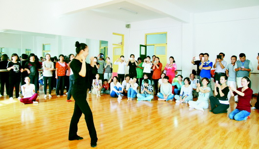 教育志愿者团队第一次送课下乡 舞蹈站姿成为首堂支教课--山东频道--人民网