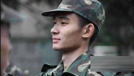 浙江传媒学院新生撞脸都教授 学姐疯狂转发