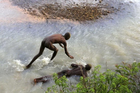 肯尼亚部落少年行割礼 揭秘残忍的传统成人仪