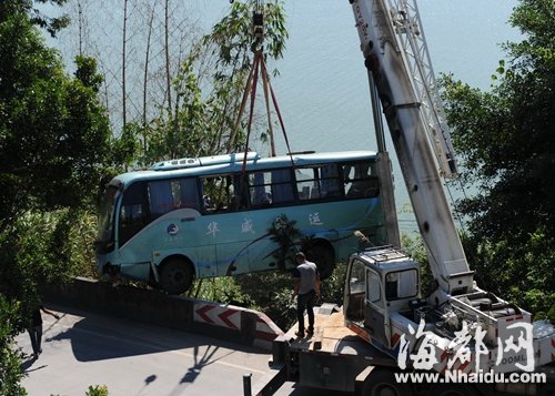 福州闽侯竹岐路段大巴遭货车追尾坠下陡坡 17