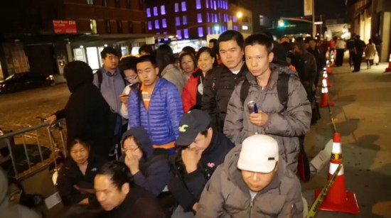 实拍中国大妈占领美国苹果店!织毛衣打麻将吵