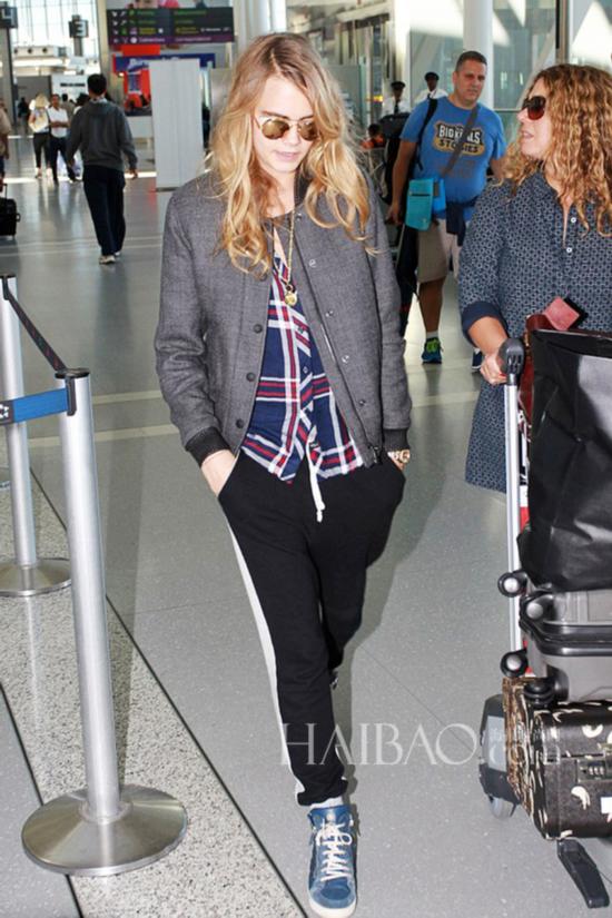 ���a�ɶ�9��8��A�d�ԡP�}�˥� (Cara Delevingne) ����Ǧ⧨�J���f��l�m�{���h�ۦh�����C