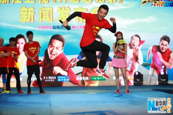 Angelababy变女超人 邓超光脚玩<em>跳绳</em> 歇斯底里