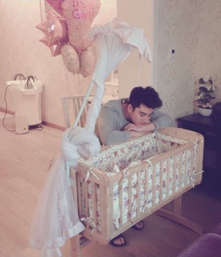 吴京与儿子赤裸相拥萌萌哒 比宝贝还萌的明星