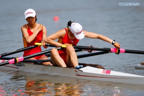 Chen Le (R) and Zhang Huan of China compete during the lightweight women's doubles sculls final of rowing at the 17th Asian Games in Chungju, South Korea, Sept. 25, 2014. Chen Le and Zhang Huan won the gold medal. 