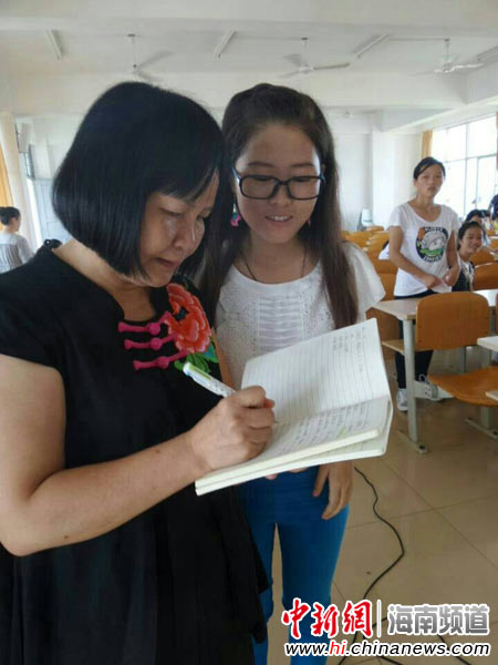 学生们与蔡葩(左)互动。