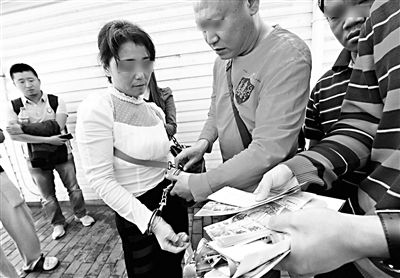 黄牛 利用残疾证赚动物园门票差价 5人被捕