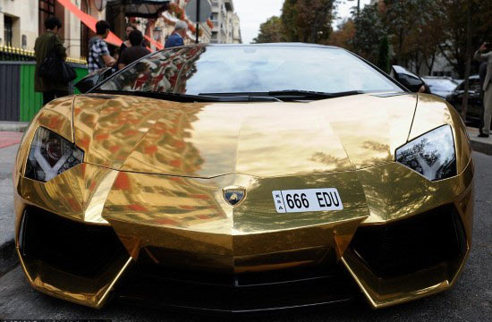 巴黎街头现黄金兰博基尼 价值四千万车牌号666