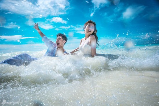 袁成杰大婚在即 与爱妻陈芊芊水下浪漫激吻(组