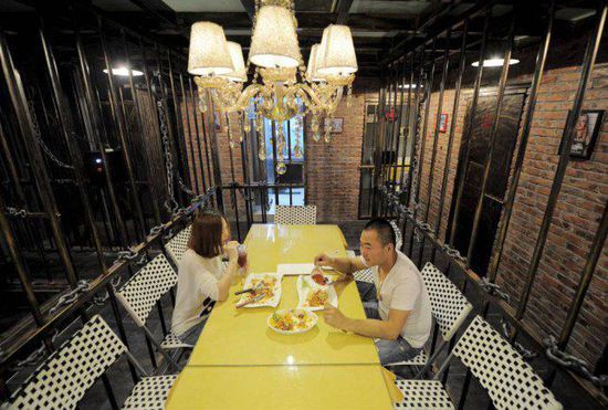 中国监狱式主题餐厅 体会另类吃牢饭感觉
