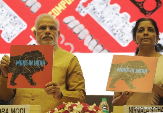 Indian Prime Minister Narendra Modi (L) unveils the logo of 'Make in India' initiative prior to his scheduled departure to the United States in New Delhi, India, Sept. 25, 2014.