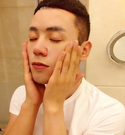 张瀚一老师晒护肤行囊啦 长假出游就靠它